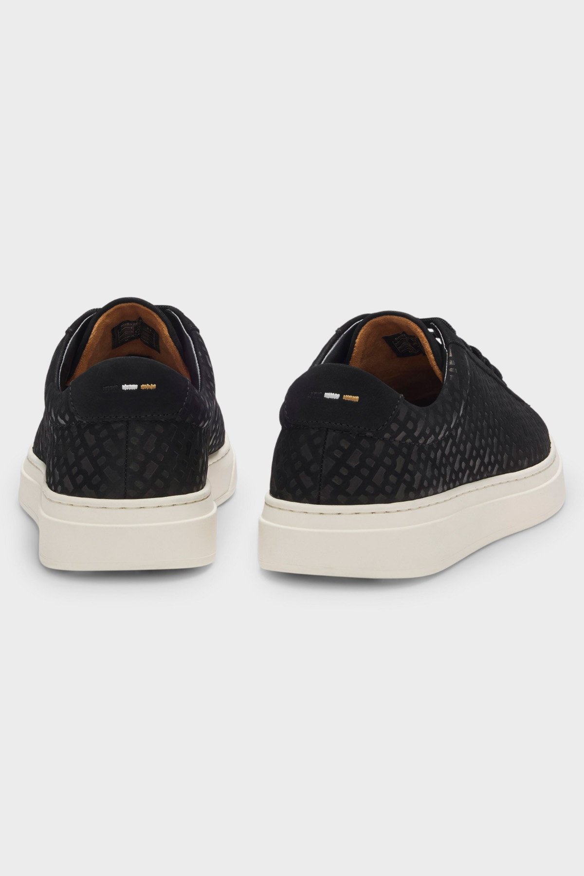 Tenis De Nobuk Con Monogramas Grabados image number 4