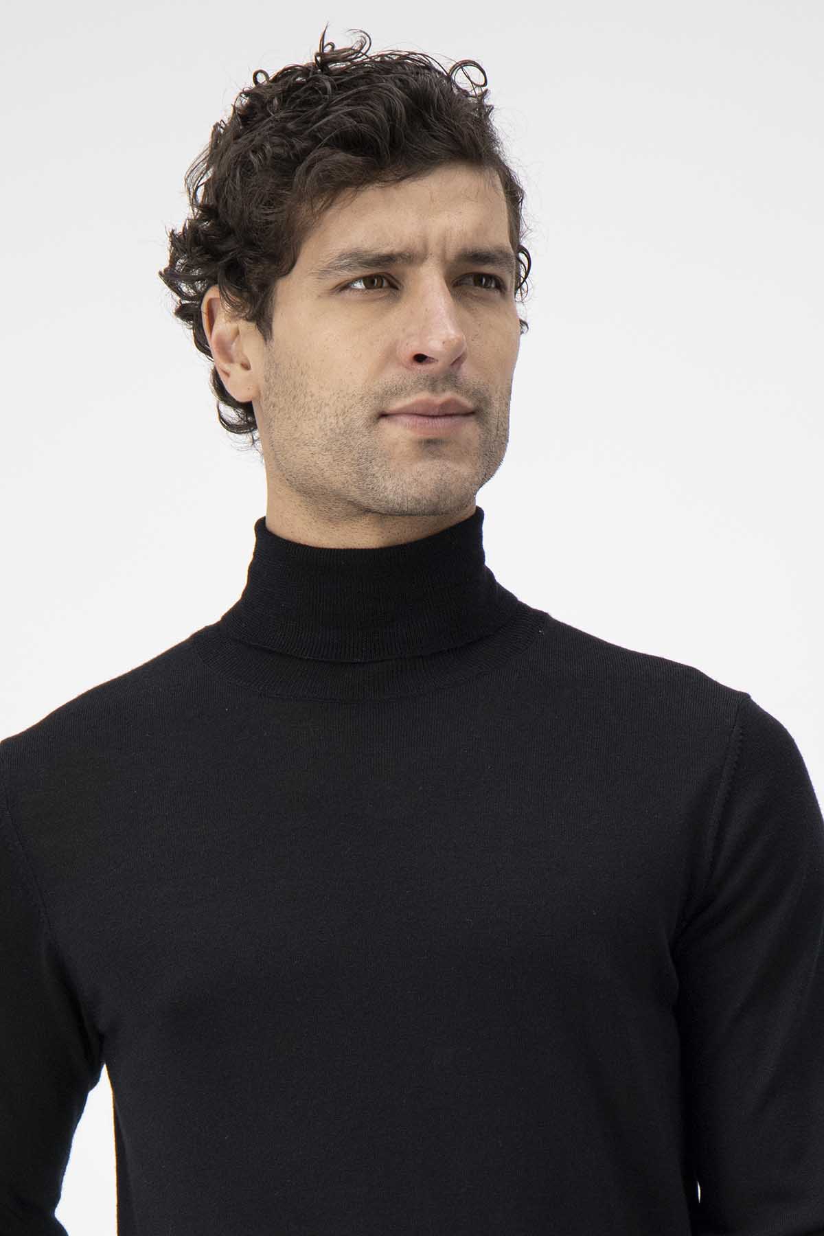 SUETER CUELLO ALTO DE LANA MERINO CALDERONI COLOR NEGRO CONTEMPORARY FIT