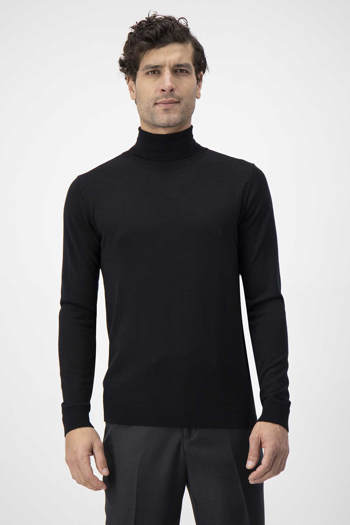 SUETER CUELLO ALTO DE LANA MERINO CALDERONI COLOR NEGRO CONTEMPORARY FIT