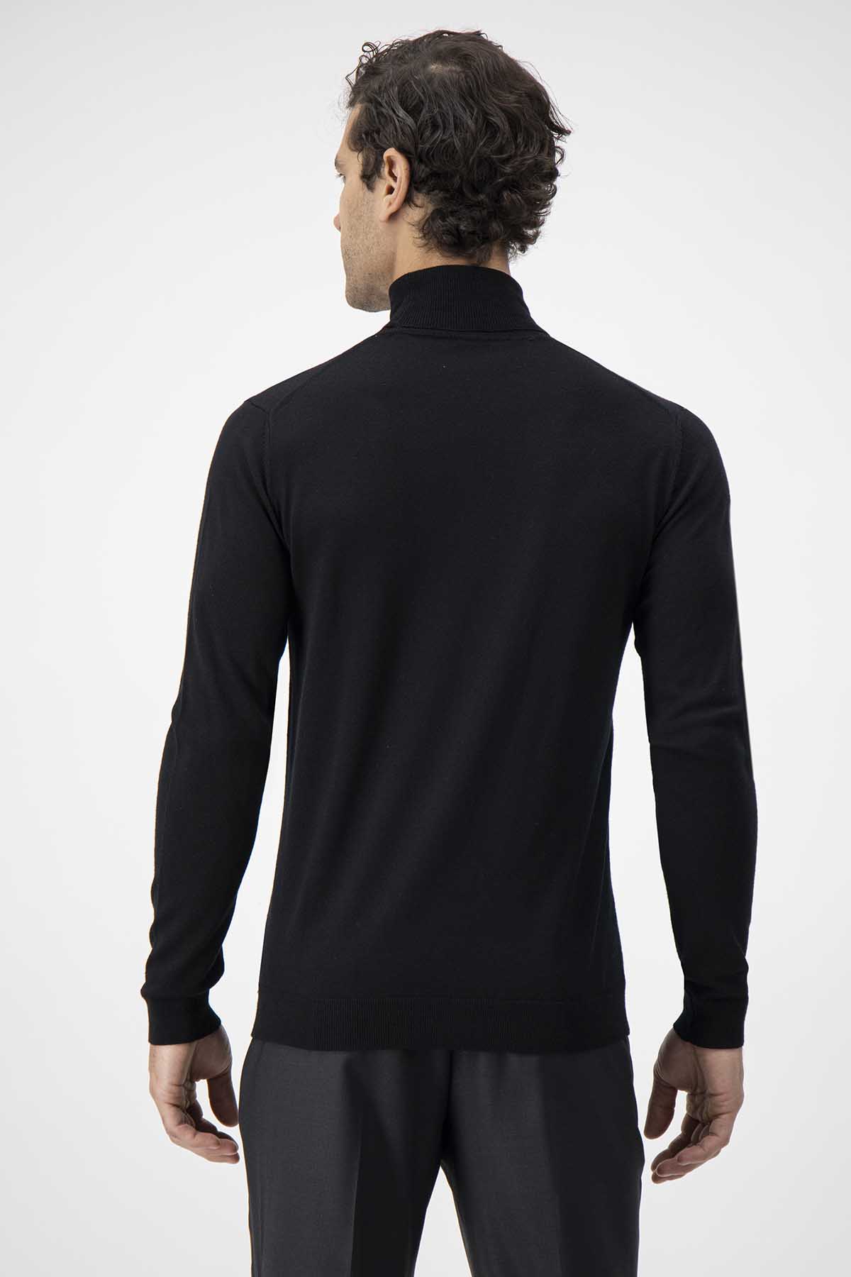 SUETER CUELLO ALTO DE LANA MERINO CALDERONI COLOR NEGRO CONTEMPORARY FIT