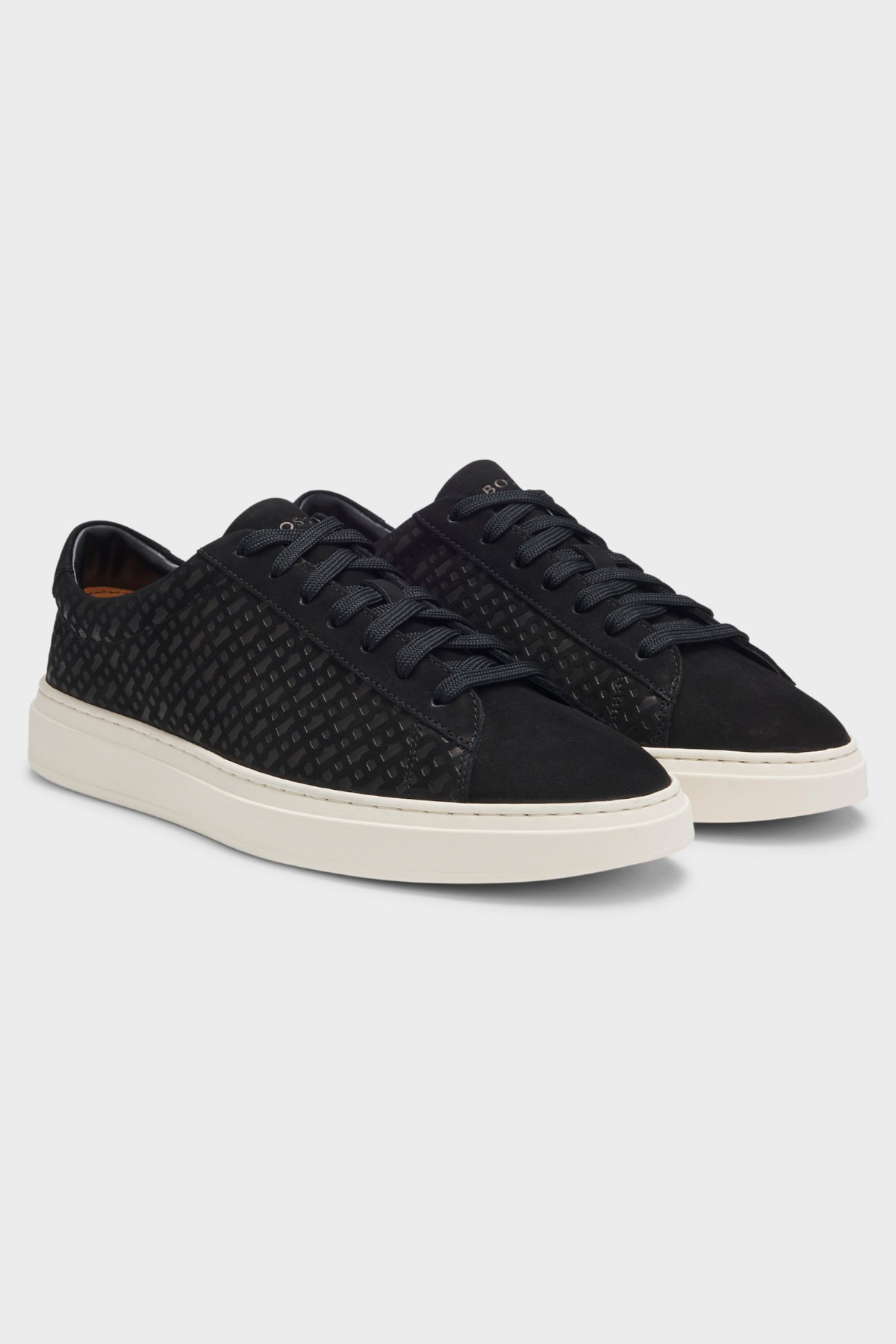 Tenis De Nobuk Con Monogramas Grabados